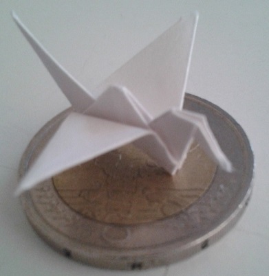 Bild eines gefalteten Vogels aus Papier